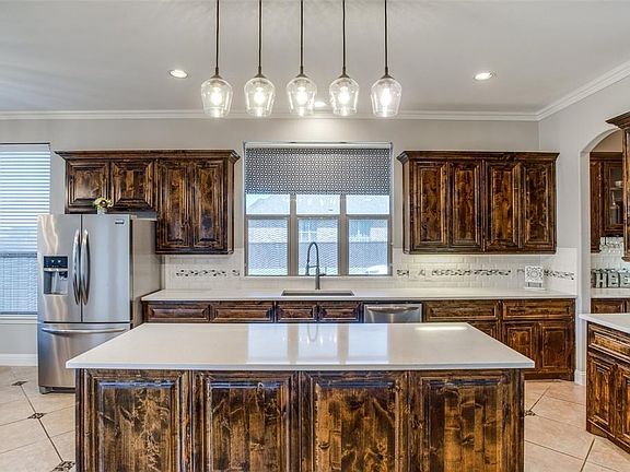 5th image of 609 Deverson Dr