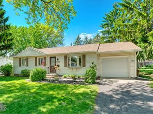 608 Grospoint Ave N, Oakdale, MN 55128