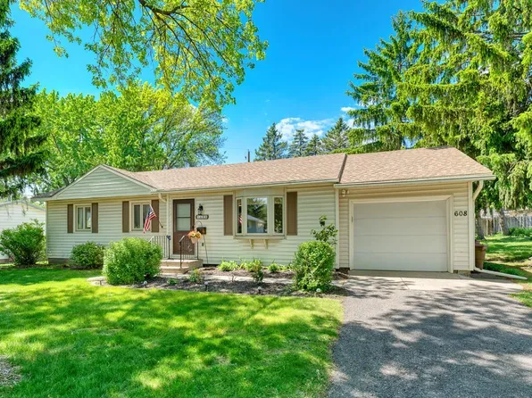 608 Grospoint Ave N, Oakdale, MN 55128