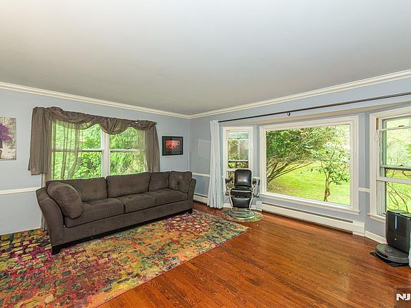 4th image of 115 Hampshire Hill Rd