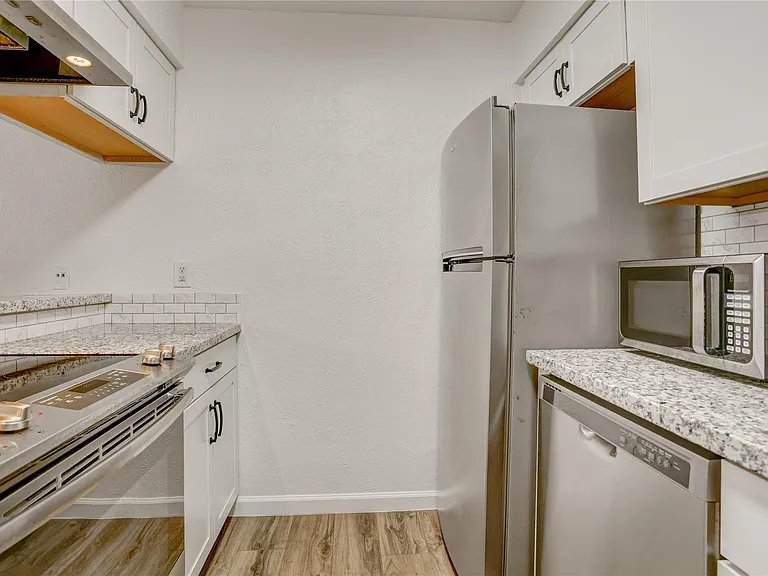 3131 Cummins St #14 — Photo 5