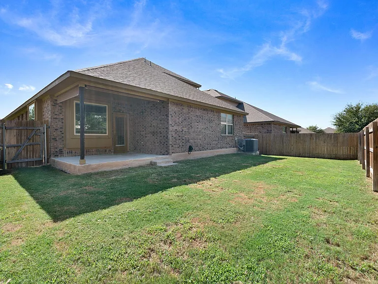 2437 Lyla Ln — Photo 18