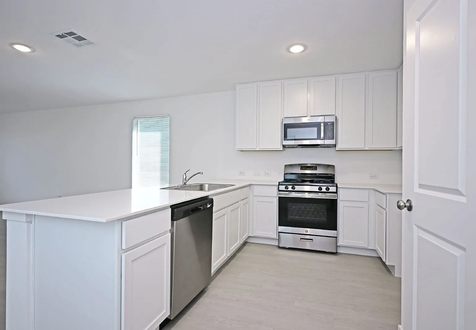3 bed, 2.5 bath, 1360 sqft, $1,245 — Photo 2