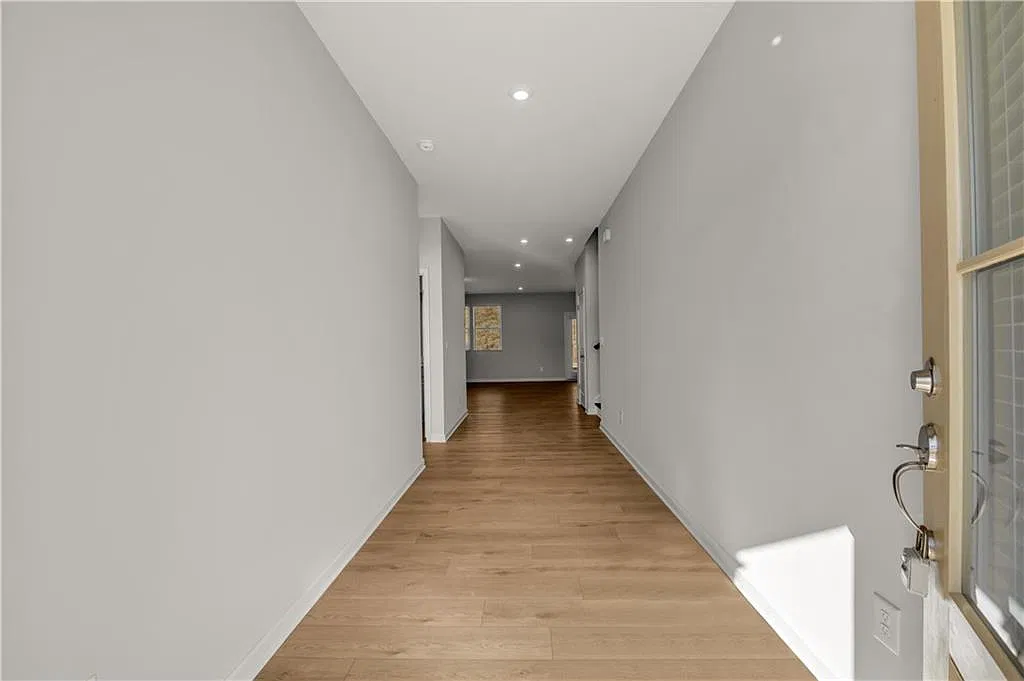 4 bed, 2.5 bath, 2729 sqft, $3,000 — Photo 3