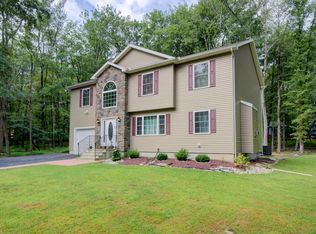 2228 Lake Dr, Henryville, PA 18332