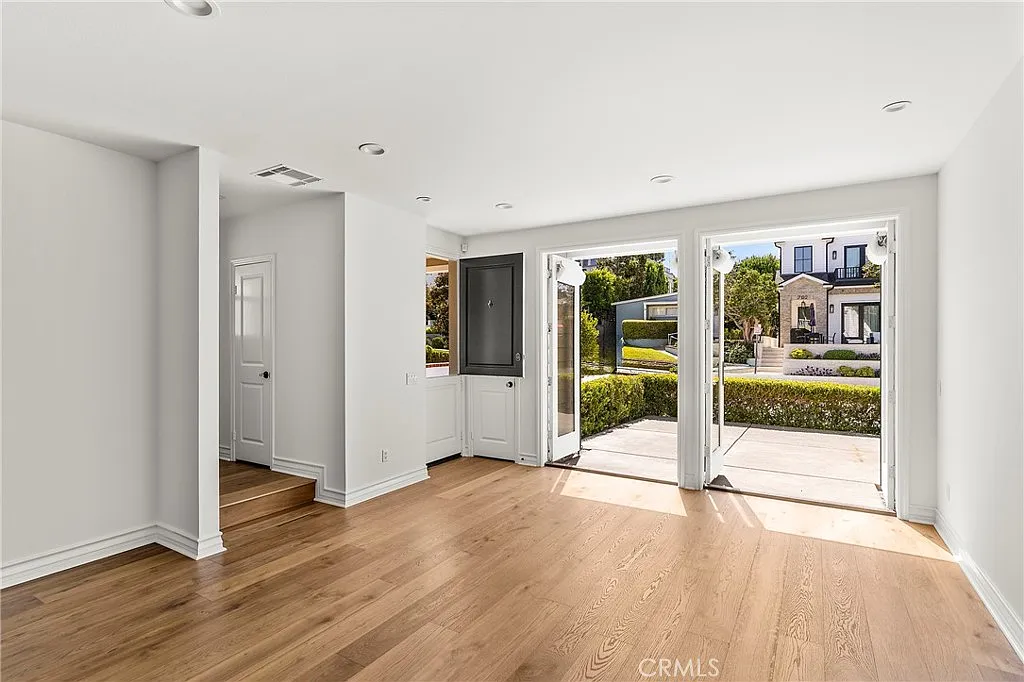 2 bed, 3.5 bath, 2093 sqft, $9,995 — Photo 4