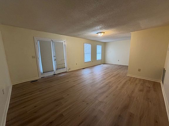 4th image of 470 Linda Dr SE