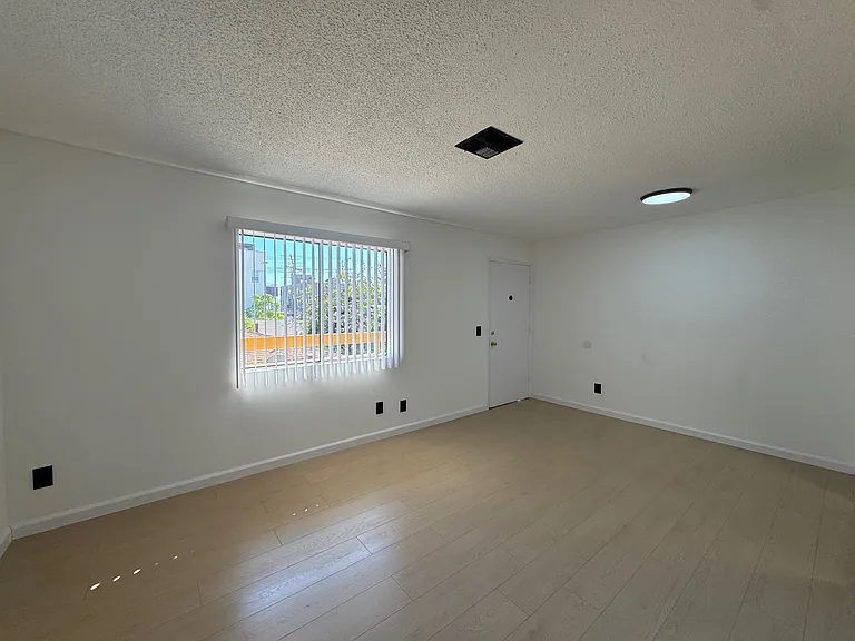 617 N Harvard Blvd #202 — Photo 15