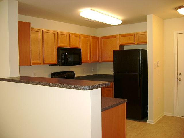 Kitchen w/breakfast bar