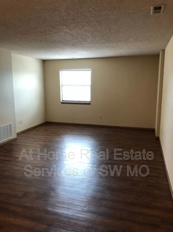 Building Photo - 2856 S Rogers Ave #7