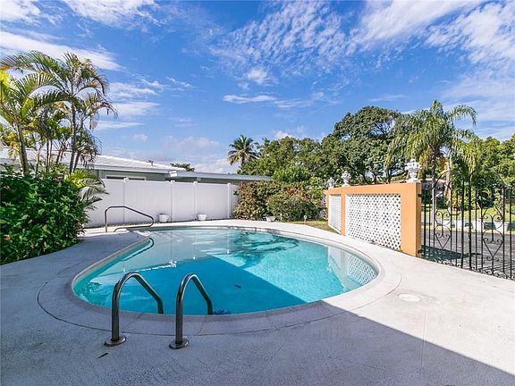 3rd image of 2208 SE Manatee Drive