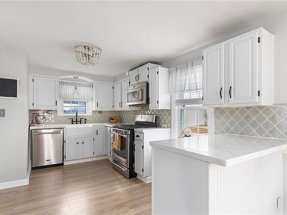4th image of 105 Roslyn Ave