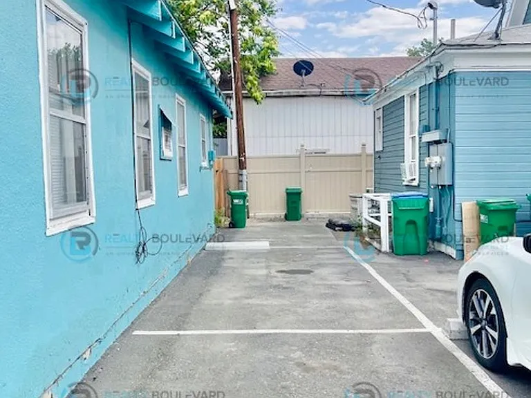 720 E 7th St #1 — Photo 2
