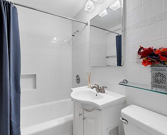 5th image of 415 E 52nd St APT 2AC