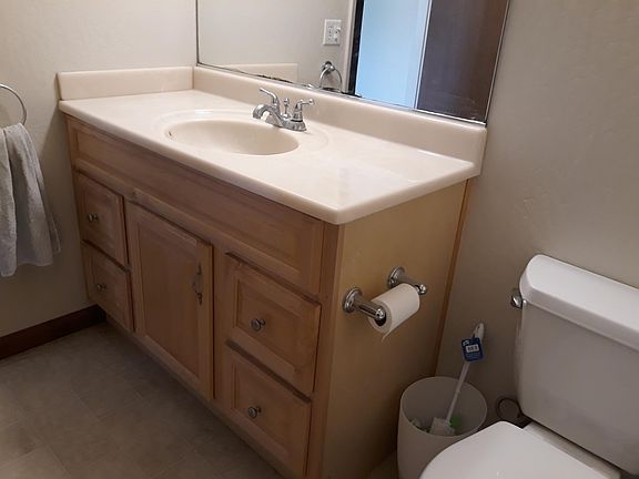 Full bath off hallway.