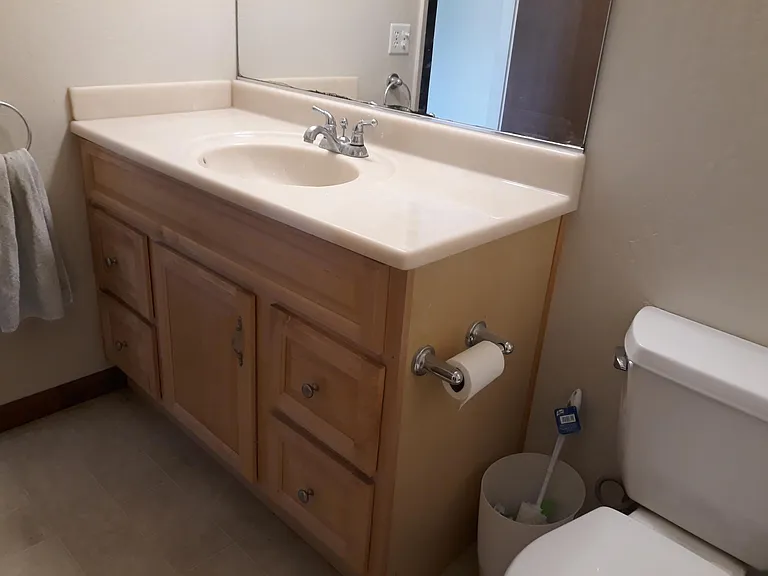 Full bath off hallway.