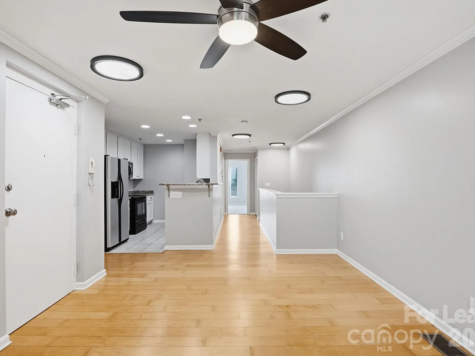 2 bed, 2.0 bath, 989 sqft, $1,550 — Photo 2