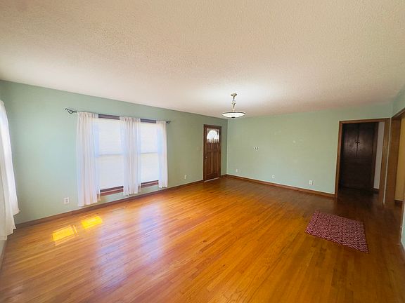 4th image of 1921 W Maple Ave