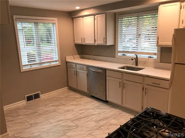 88 E Royal Pkwy — Photo 17