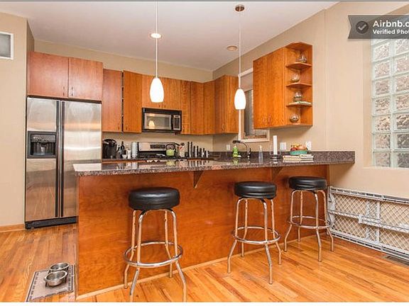 3rd image of 907 N Hermitage Ave #1