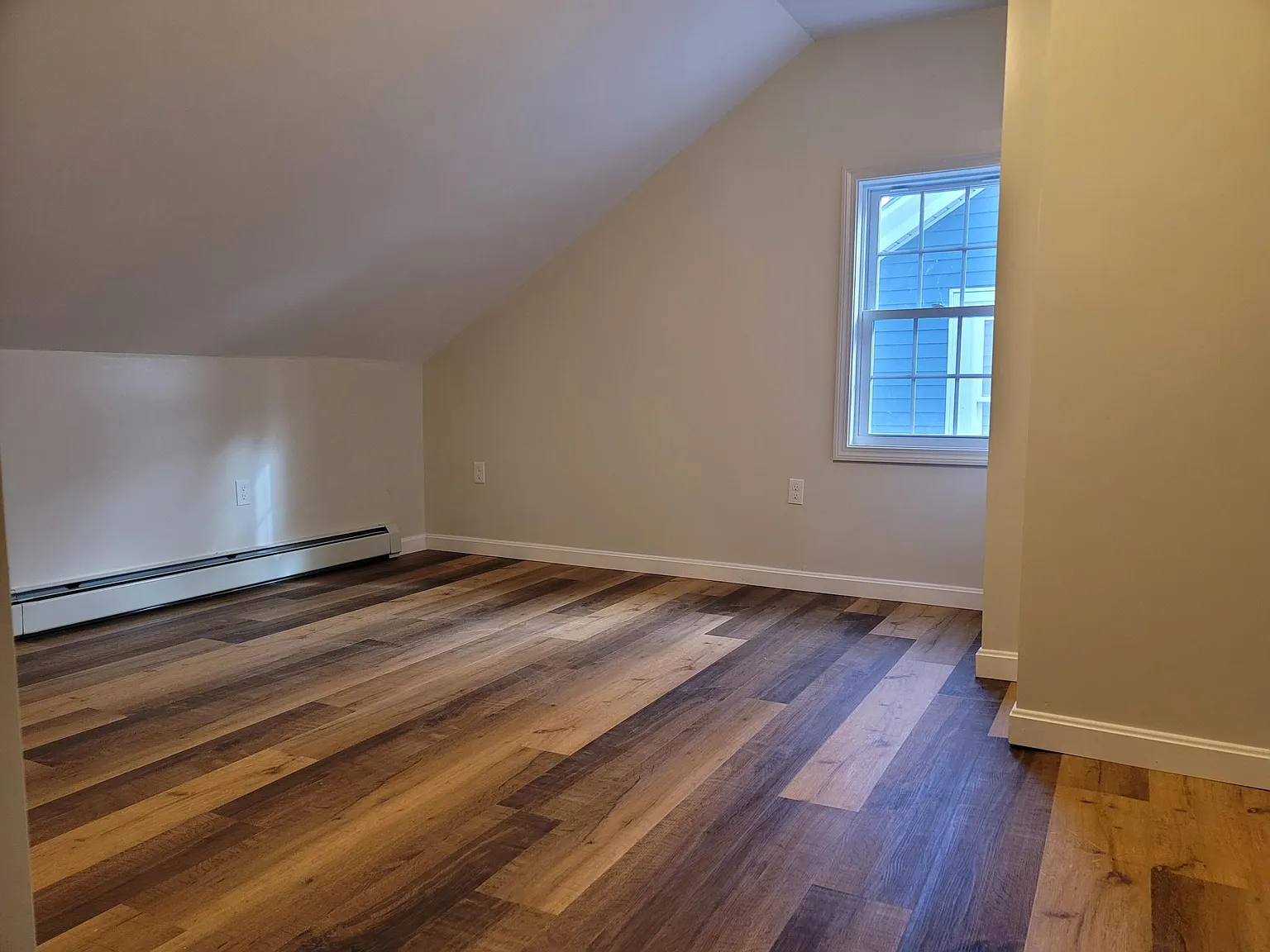 198 Manton Ave — Photo 2