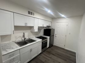 1325 N 48th St, Phoenix, AZ