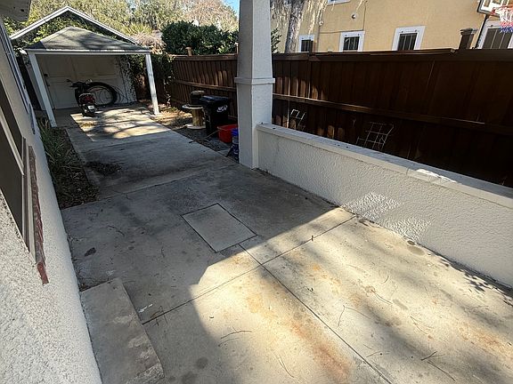 4th image of 440 NE 9th Ave