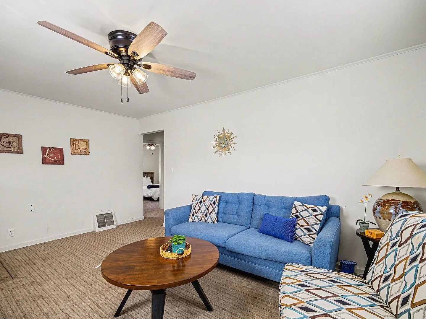 3 Bedroom Furnished Cottage Close to Entertainment and Amenities — Photo 3