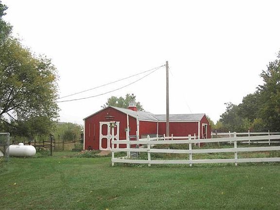 2.5 acres - Out building with tack room 