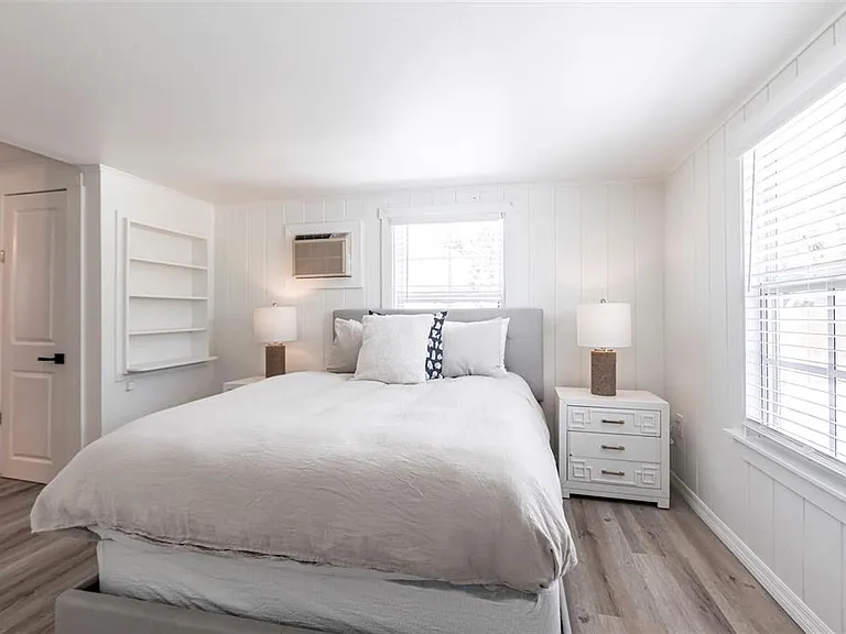 640 Broadway St — Photo 12