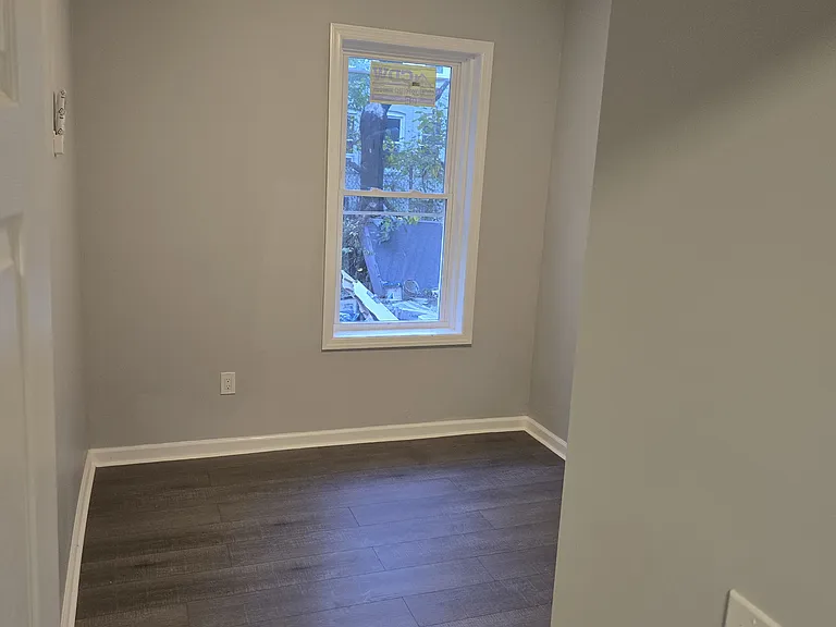136 Winfield Ave #1L — Photo 6