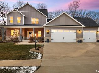 111 Rosemary Ln, Germantown Hills, IL 61548