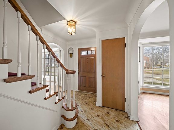 4th image of 905 S Seminary Ave