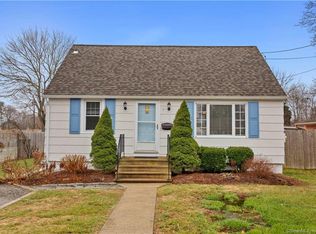 7 North St, Old Saybrook, CT 06475