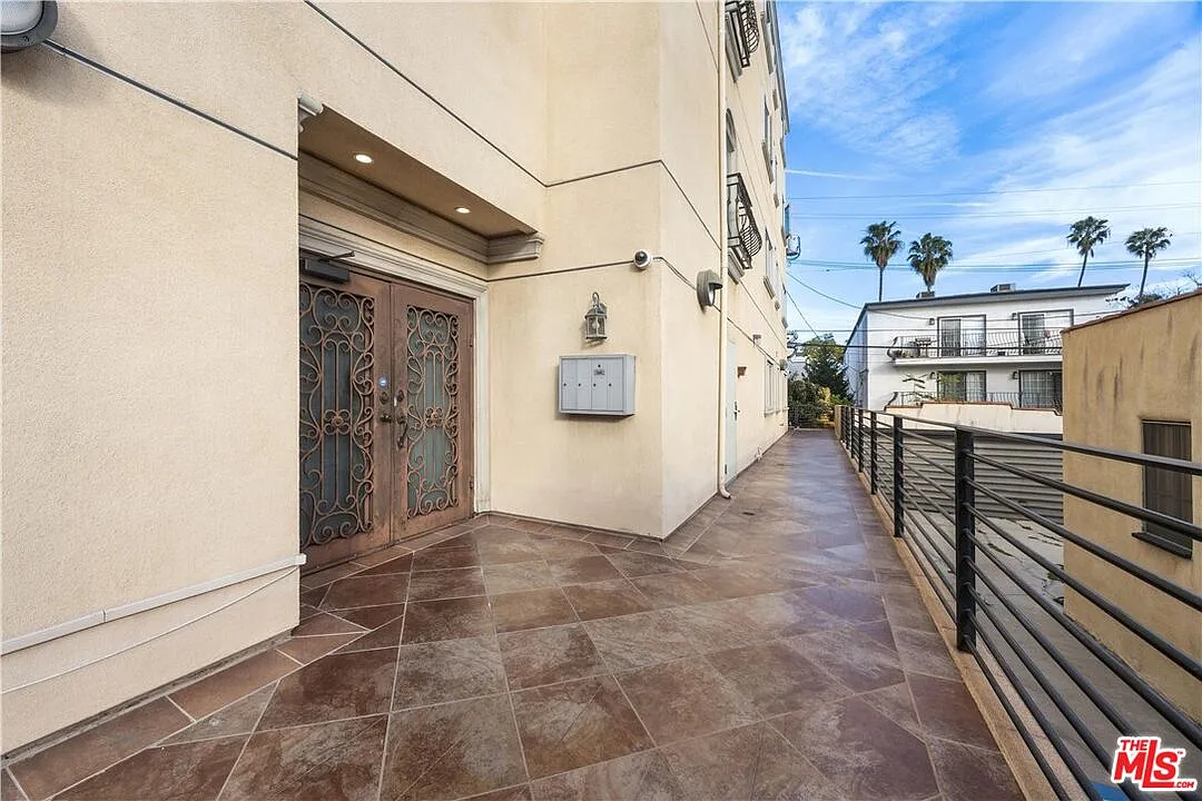 3 bed, 5.0 bath, 2762 sqft, $6,998 — Photo 4