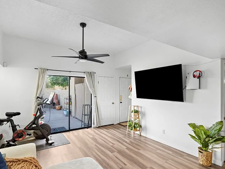1430 W La Jolla Dr #1430 — Photo 2