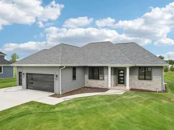 W251N2312 Valleyview CIRCLE, Pewaukee, WI 53072