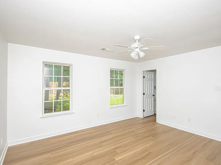 315 Autumn Dr — Photo 12