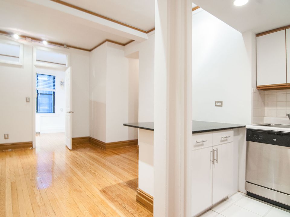 2nd image of 152 W 58th St APT 5B