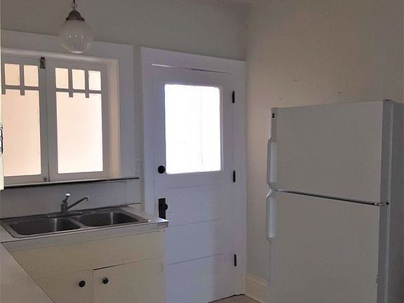 2nd image of 1053 Washington Ave #3