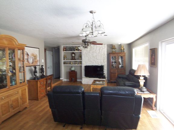 3rd image of 5070 Victor Ln