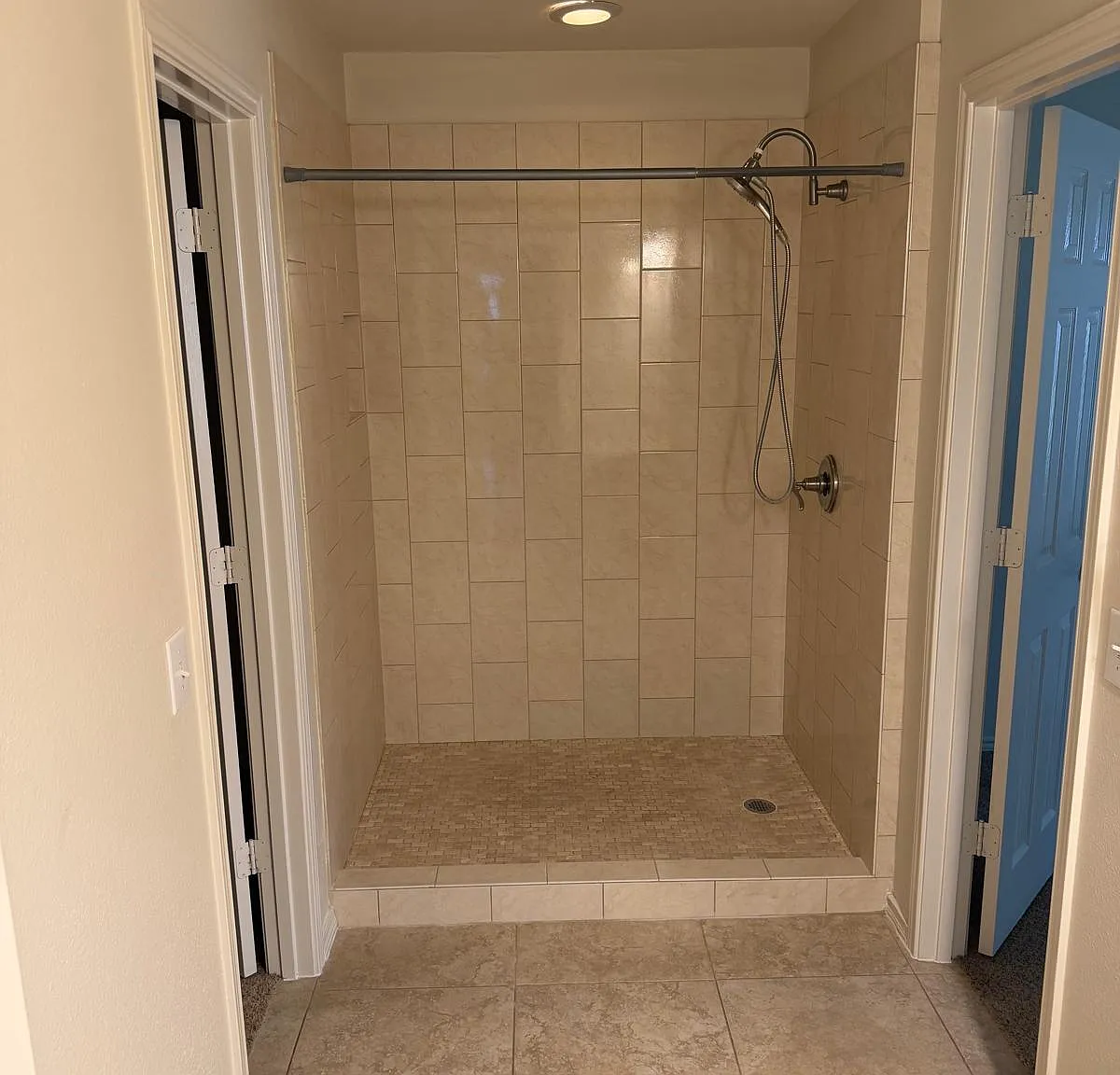 5 bed, 2.5 bath, 2510 sqft, $2,195 — Photo 4