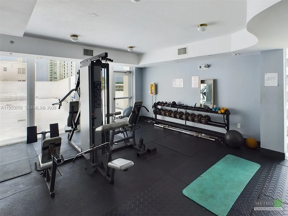 Building Photo - 425 NE 30th St #203