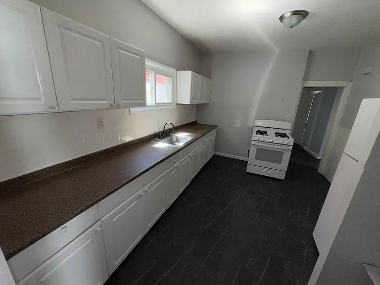381 Leslie St #1F — Photo 4