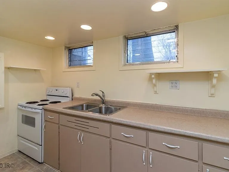 1011 Evelyn St — Photo 21