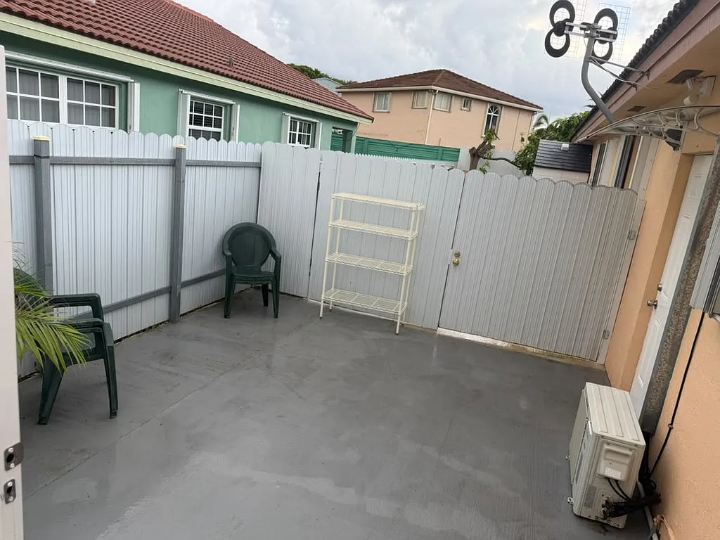 SW 165th Pl, Miami — Photo 4