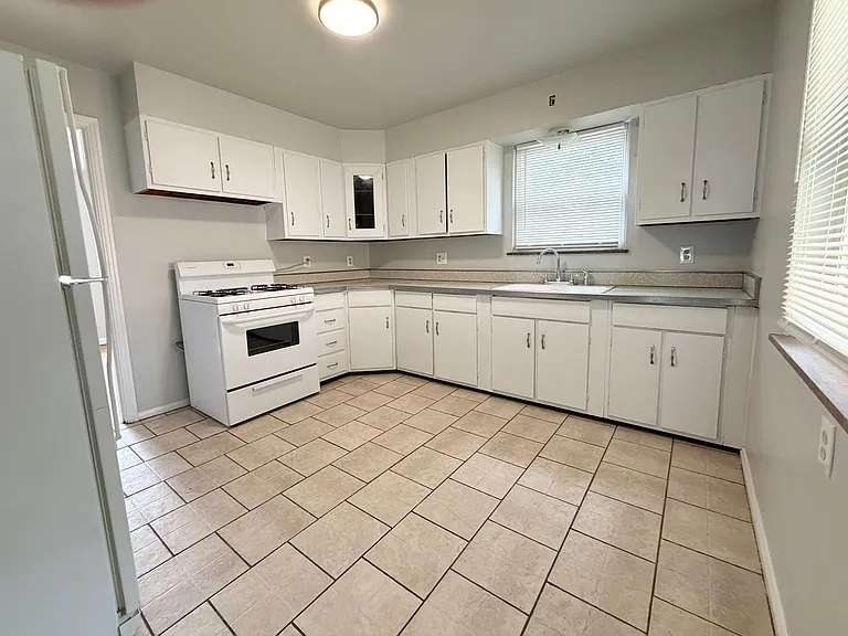 1959 N Lynndale Ave — Photo 6
