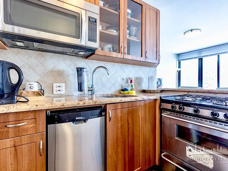 300 E 93rd St #15C — Photo 8