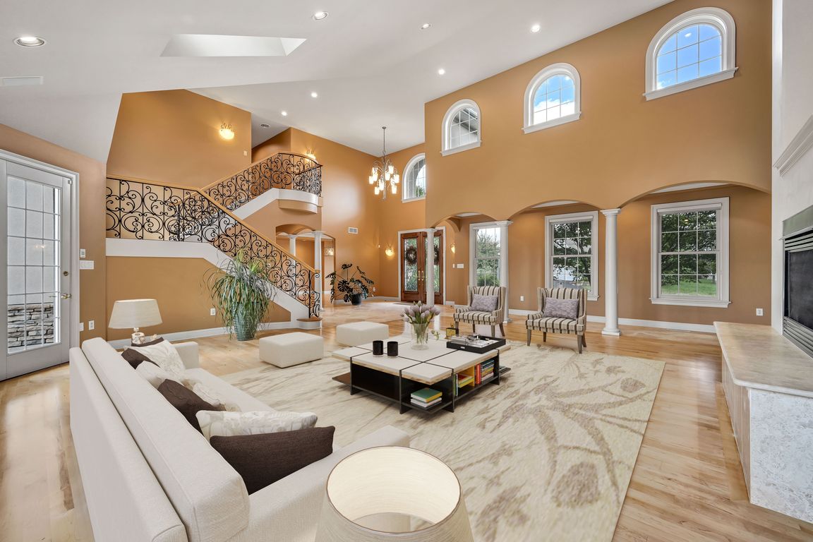 018-Great Room Virtually Staged