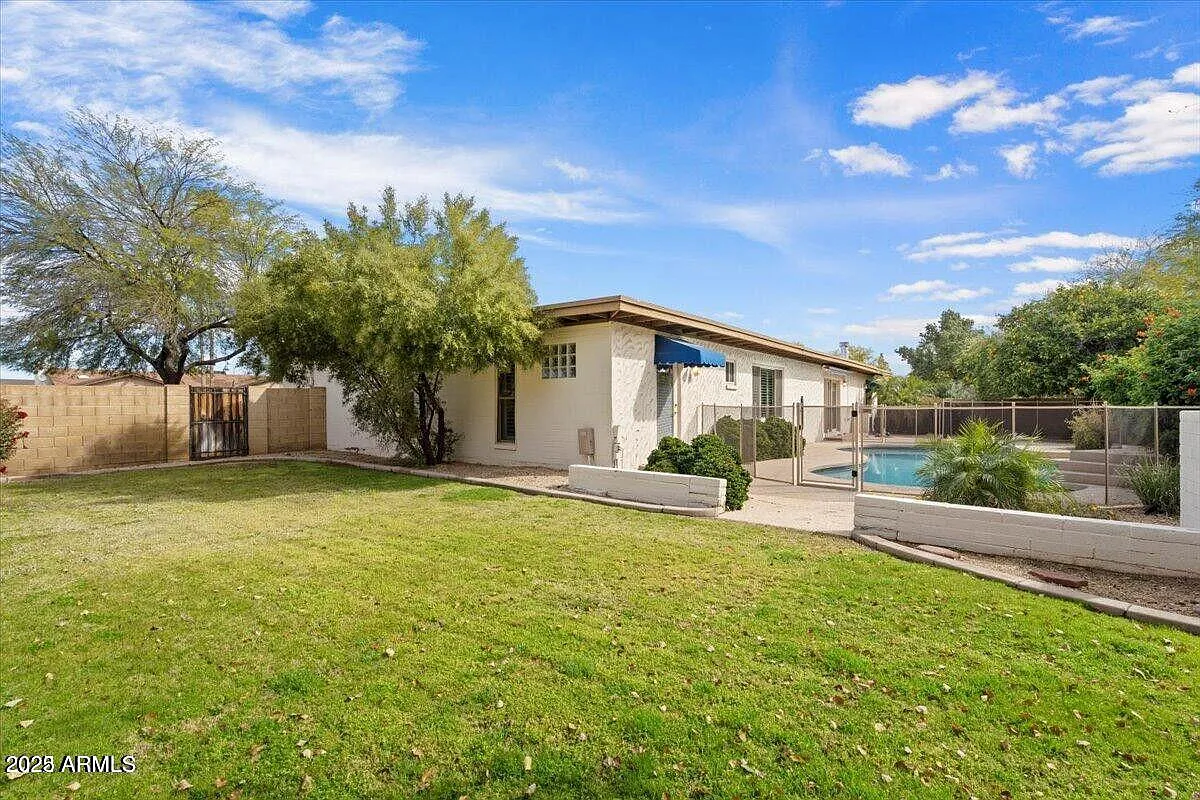 4 bed, 2.5 bath, 2340 sqft, $4,100 — Photo 3